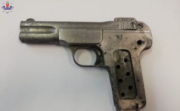 Kosił trawę i znalazł pistolet… o 4 rano przyszedł z nim na komendę! Pistolet Browning M1900