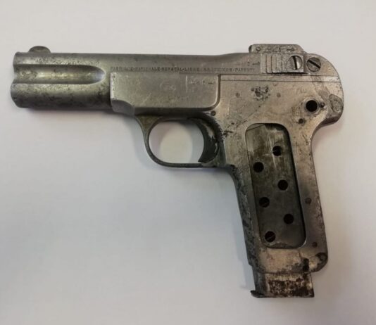 Kosił trawę i znalazł pistolet… o 4 rano przyszedł z nim na komendę! Pistolet Browning M1900