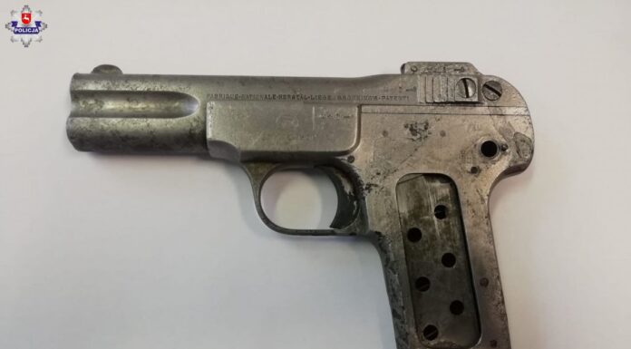 Kosił trawę i znalazł pistolet… o 4 rano przyszedł z nim na komendę! Pistolet Browning M1900