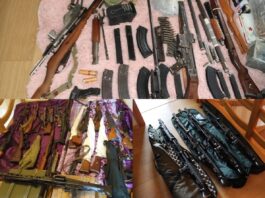 Prawie 100 sztuk broni i kilka tys. amunicji – służby uderzyły w handlarzy! (GALERIA) Broń zabezpieczona handlarzom