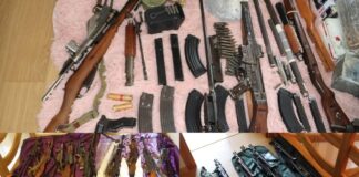 Prawie 100 sztuk broni i kilka tys. amunicji – służby uderzyły w handlarzy! (GALERIA) Broń zabezpieczona handlarzom