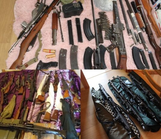Prawie 100 sztuk broni i kilka tys. amunicji – służby uderzyły w handlarzy! (GALERIA) Broń zabezpieczona handlarzom