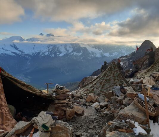 „Project Edelweiss 2021” – wyprawa rekonstruktorów na alpejski szczyt Lagginhorn 4010 m n.p.m. Alpy namioty rekonstruktorow
