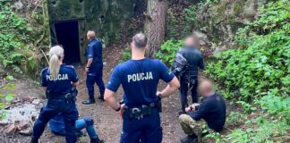 Zgubili się w MRU i wpadli tam do studni… trzech mężczyzn szukała policja MRU Policja