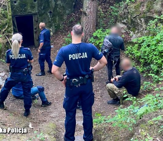 Zgubili się w MRU i wpadli tam do studni… trzech mężczyzn szukała policja MRU Policja