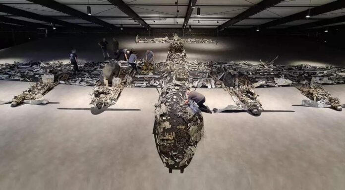 Pasjonaci odkryli wrak samolotu i poskładali go jak puzzle! Wrak samolotu Avro Lancaster