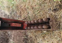 Podkarpacie. Pracując w polu znalazł skrzynkę z 12 pociskami ppanc Amunicja ppanc do Flak43 3,7 cm