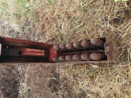 Podkarpacie. Pracując w polu znalazł skrzynkę z 12 pociskami ppanc Amunicja ppanc do Flak43 3,7 cm