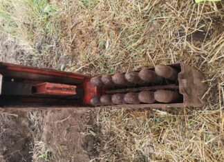 Podkarpacie. Pracując w polu znalazł skrzynkę z 12 pociskami ppanc Amunicja ppanc do Flak43 3,7 cm