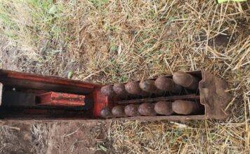 Podkarpacie. Pracując w polu znalazł skrzynkę z 12 pociskami ppanc Amunicja ppanc do Flak43 3,7 cm