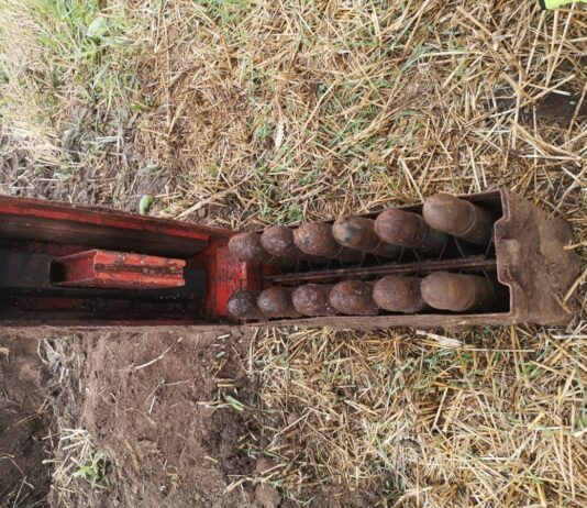 Podkarpacie. Pracując w polu znalazł skrzynkę z 12 pociskami ppanc Amunicja ppanc do Flak43 3,7 cm