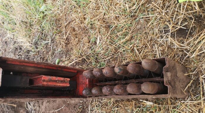 Podkarpacie. Pracując w polu znalazł skrzynkę z 12 pociskami ppanc Amunicja ppanc do Flak43 3,7 cm