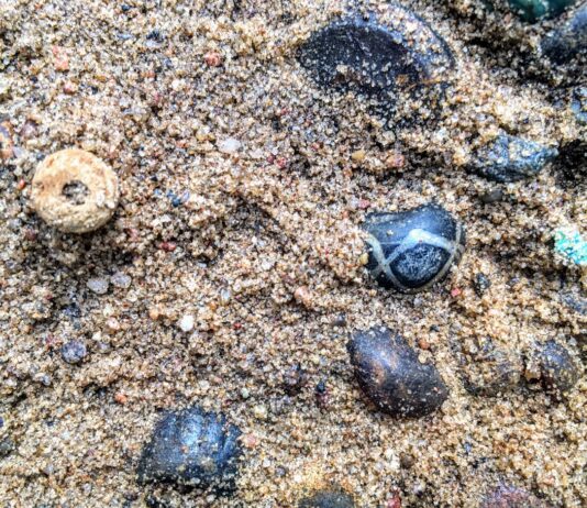 Archeolodzy odkryli w Wielkopolsce kurhan prząśniczek! kolia z paciorków