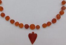 Ludzkie szczątki i bursztynowy naszyjnik – odkrycia przy budowie drogi w Ełku Wisiorek w kształcie serca wraz z naszyjnikiem wykonanym z bursztynu