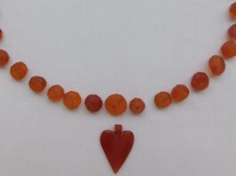 Ludzkie szczątki i bursztynowy naszyjnik – odkrycia przy budowie drogi w Ełku Wisiorek w kształcie serca wraz z naszyjnikiem wykonanym z bursztynu