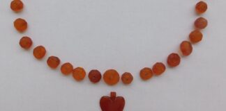 Ludzkie szczątki i bursztynowy naszyjnik – odkrycia przy budowie drogi w Ełku Wisiorek w kształcie serca wraz z naszyjnikiem wykonanym z bursztynu