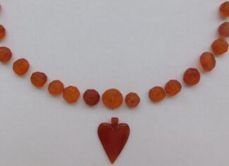 Ludzkie szczątki i bursztynowy naszyjnik – odkrycia przy budowie drogi w Ełku Wisiorek w kształcie serca wraz z naszyjnikiem wykonanym z bursztynu