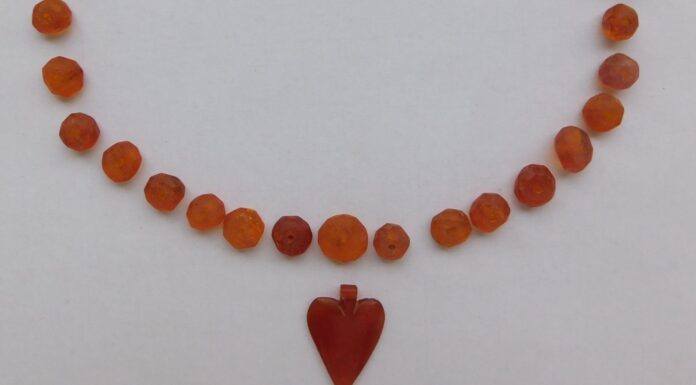 Ludzkie szczątki i bursztynowy naszyjnik – odkrycia przy budowie drogi w Ełku Wisiorek w kształcie serca wraz z naszyjnikiem wykonanym z bursztynu