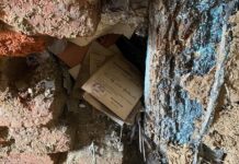 Niemcy. Powódź odkryła w ścianie ciekawą skrytkę z czasów wojny Niemiecka skrytka z okresu II wojny światowej ukryta w ścianie