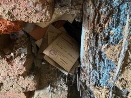 Niemcy. Powódź odkryła w ścianie ciekawą skrytkę z czasów wojny Niemiecka skrytka z okresu II wojny światowej ukryta w ścianie