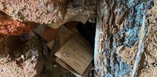 Niemcy. Powódź odkryła w ścianie ciekawą skrytkę z czasów wojny Niemiecka skrytka z okresu II wojny światowej ukryta w ścianie