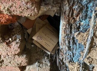 Niemcy. Powódź odkryła w ścianie ciekawą skrytkę z czasów wojny Niemiecka skrytka z okresu II wojny światowej ukryta w ścianie