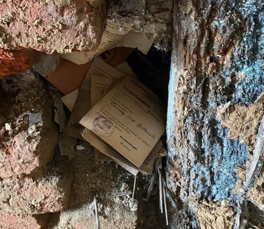 Niemcy. Powódź odkryła w ścianie ciekawą skrytkę z czasów wojny Niemiecka skrytka z okresu II wojny światowej ukryta w ścianie