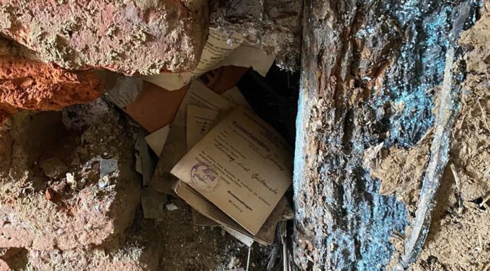 Niemcy. Powódź odkryła w ścianie ciekawą skrytkę z czasów wojny Niemiecka skrytka z okresu II wojny światowej ukryta w ścianie