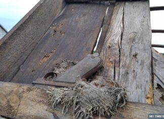 Świętokrzyskie. Rozbierali dach stodoły i znaleźli pistolet Ukryty na belce pistolet Parabellum