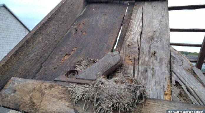 Świętokrzyskie. Rozbierali dach stodoły i znaleźli pistolet Ukryty na belce pistolet Parabellum