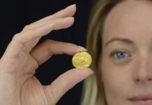 Znalazł monetę wybitą 1200 lat temu – jest warta ponad 1 mln zł! zlota moneta pens