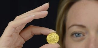 Znalazł monetę wybitą 1200 lat temu – jest warta ponad 1 mln zł! zlota moneta pens