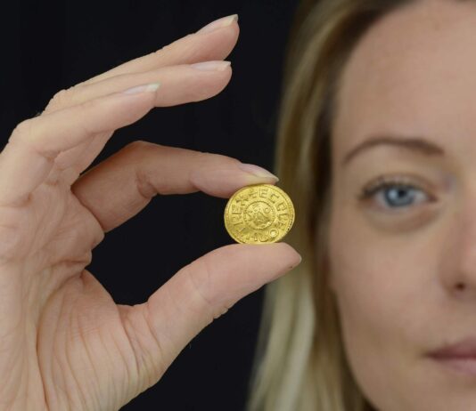 Znalazł monetę wybitą 1200 lat temu – jest warta ponad 1 mln zł! zlota moneta pens