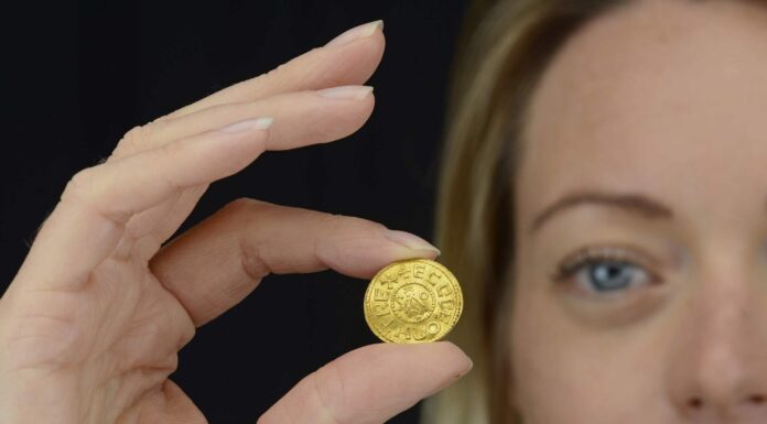 Znalazł monetę wybitą 1200 lat temu – jest warta ponad 1 mln zł! zlota moneta pens