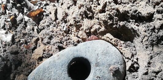 Ma nawet 5 tys. lat – wyjątkowy kamienny topór odkryty na Podkarpaciu! kamienna siekierka neolit