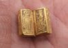 Niezwykły średniowieczny złoty artefakt znaleziony wykrywaczem! (GALERIA) miniaturowa złota Biblia