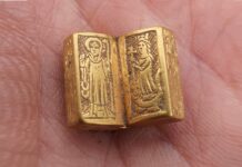 Niezwykły średniowieczny złoty artefakt znaleziony wykrywaczem! (GALERIA) miniaturowa złota Biblia