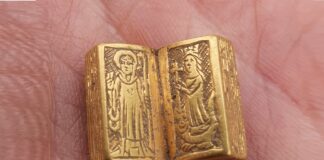 Niezwykły średniowieczny złoty artefakt znaleziony wykrywaczem! (GALERIA) miniaturowa złota Biblia