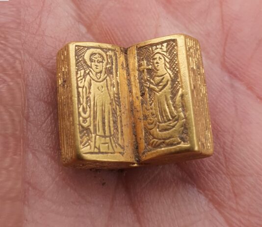 Niezwykły średniowieczny złoty artefakt znaleziony wykrywaczem! (GALERIA) miniaturowa złota Biblia