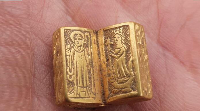 Niezwykły średniowieczny złoty artefakt znaleziony wykrywaczem! (GALERIA) miniaturowa złota Biblia