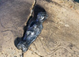 Niezwykłe artefakty i masa ceramiki – odkrycia na grodzisku w Chodliku srebrna figurka Chodlik