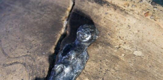 Niezwykłe artefakty i masa ceramiki – odkrycia na grodzisku w Chodliku srebrna figurka Chodlik