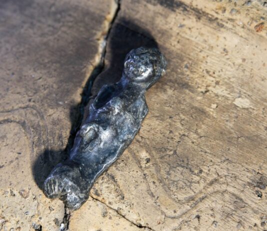 Niezwykłe artefakty i masa ceramiki – odkrycia na grodzisku w Chodliku srebrna figurka Chodlik