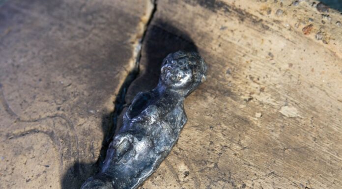 Niezwykłe artefakty i masa ceramiki – odkrycia na grodzisku w Chodliku srebrna figurka Chodlik