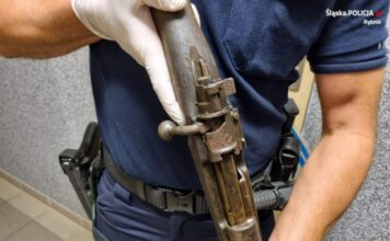 Remontował stary dom – na strychu znalazł karabin! (GALERIA) karabinek Mauser Kar98k