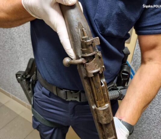 Remontował stary dom – na strychu znalazł karabin! (GALERIA) karabinek Mauser Kar98k