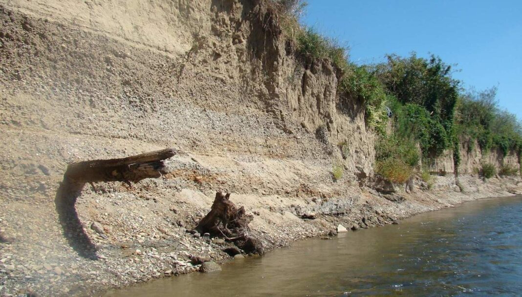 Nawarstwienia geologiczne na brzegu rzeki San