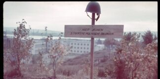 „TUTAJ SPOCZYWA 5 ODWAŻNYCH POLSKICH ŻOŁNIERZY” – głosi niemiecki napis na krzyżu Krzyż postawiony na miejscu Bitwy o Kępę Oksywską