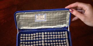 Bransoletki Marii Antoniny sprzedane za ponad 32 mln zł! Bransoletki z brylantami należące do Marii Antoniny