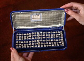 Bransoletki Marii Antoniny sprzedane za ponad 32 mln zł! Bransoletki z brylantami należące do Marii Antoniny